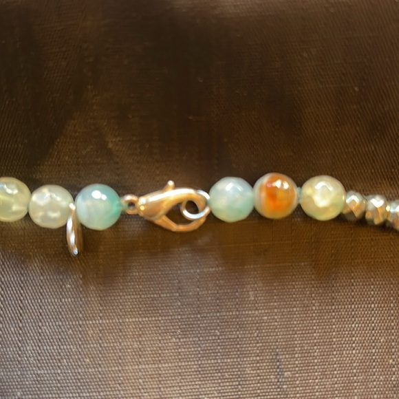 Necklace with an agate large charm and florite silver/ gold colored beads. - Picture 4 of 4